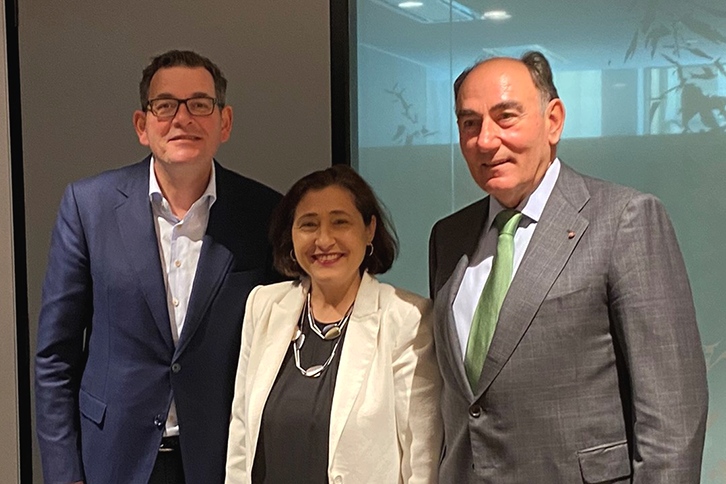 Ignacio Galán, CEO of Iberdrola, with Daniel Andrews, Premier of the State of Victoria, and Lilly D'Ambrosio, Minister for Energy, Environment, Climate Action and Solar Homes.